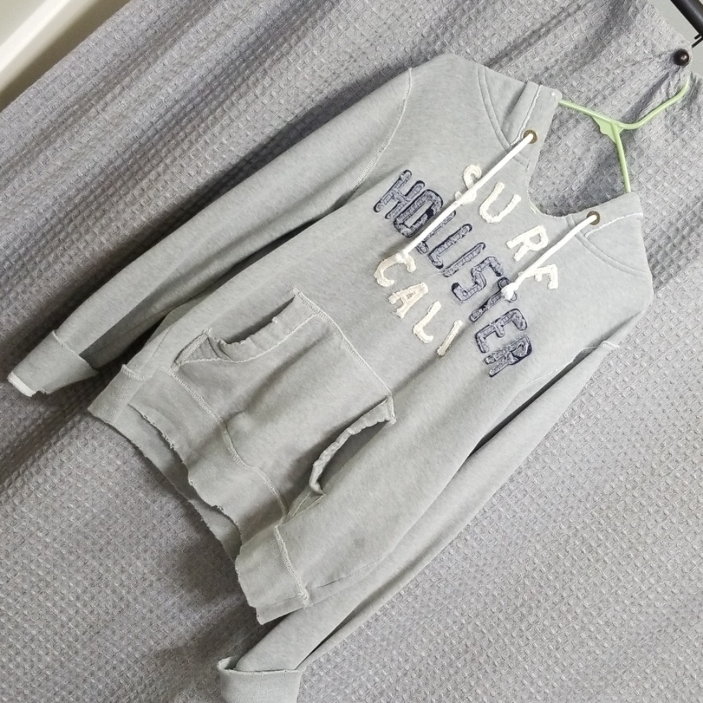 Hollister broke in sweatshirt